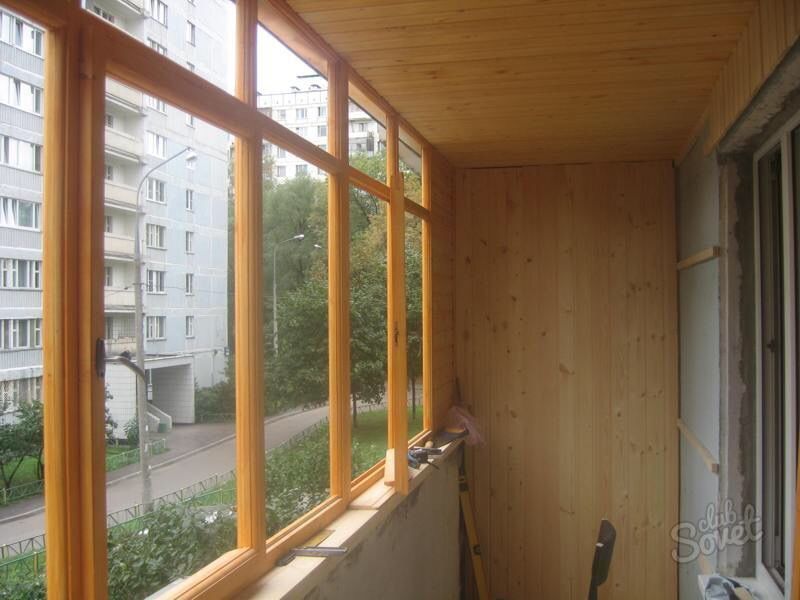 Деревянная отделка балкона