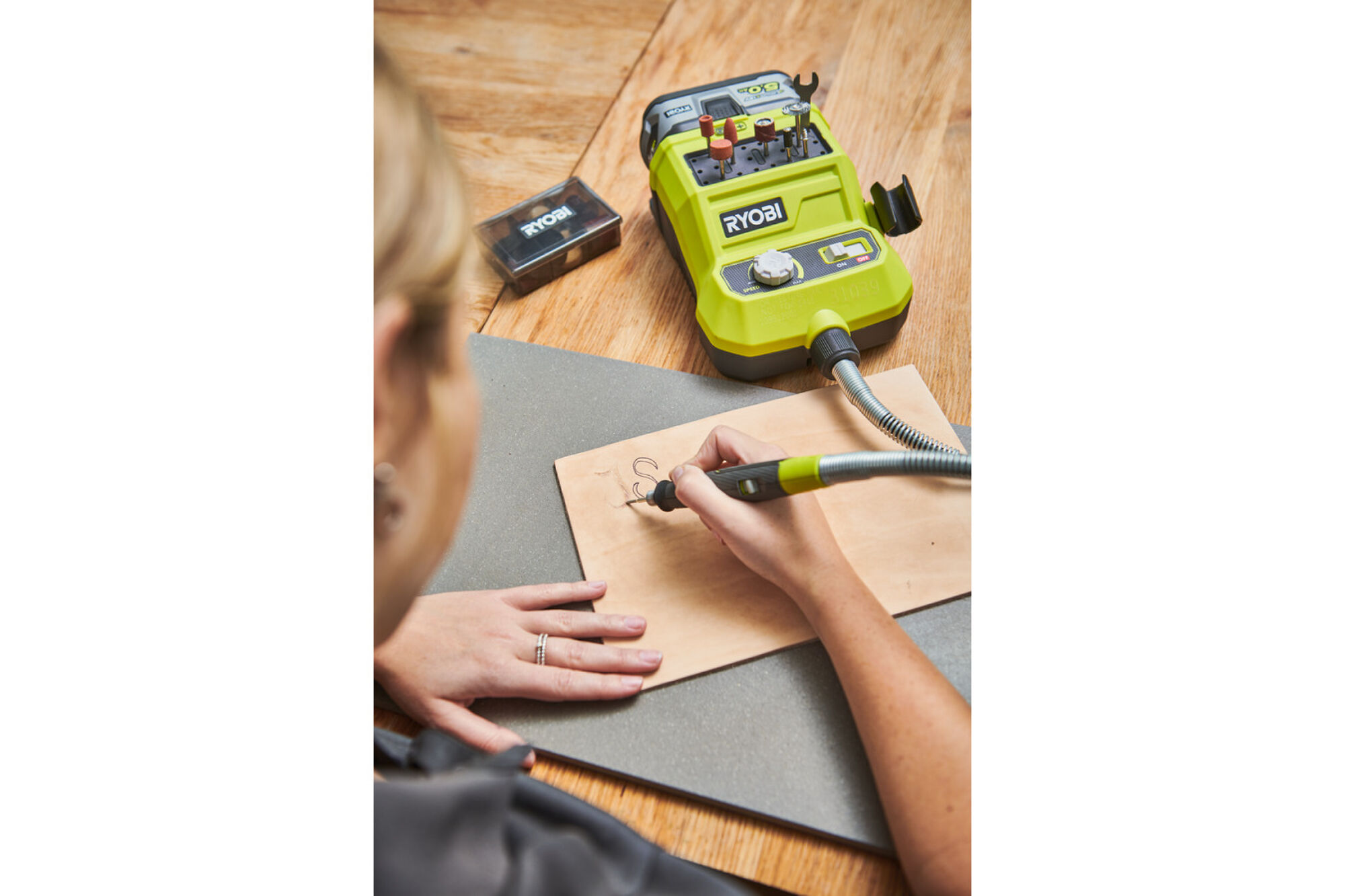 Гравер Ryobi ONE + R18RT-0 5133004366, цена в Екатеринбурге от компании  ГЛОБАЛСТРОЙРТИ