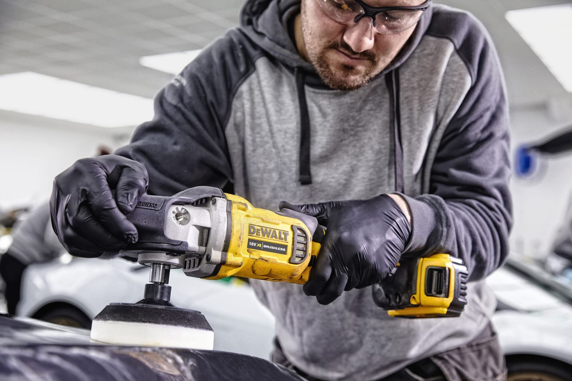 Полировальная роторная машина DEWALT 18 В XR DCM849N-XJ, цена в  Екатеринбурге от компании ГЛОБАЛСТРОЙРТИ