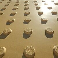 Плитка тактильная (преодолимое препятствие, конусы линейные), 35х300х300, бетон, жёлтый 2